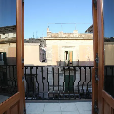 Luxury Vittorio Emanuele Ii Casa de hóspedes Lípara